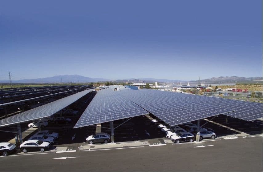Ombrières de parking équipées de panneaux solaires photovoltaïques