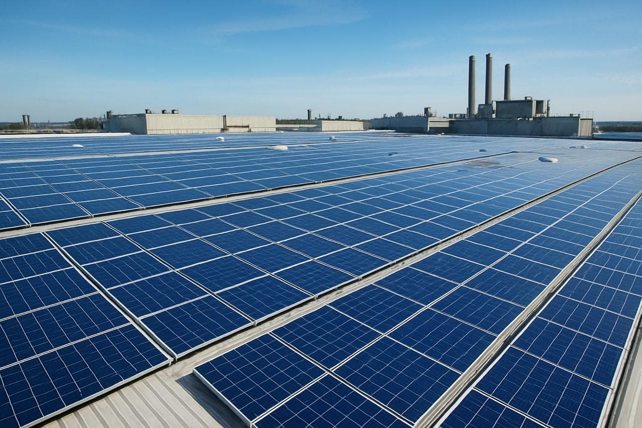 Panneaux solaires photovoltaïques installés sur toiture industrielle en bac acier